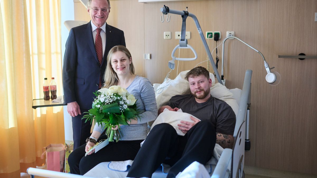 Otec s dítětem leží v posteli. Novoroční snímek z rakouské porodnice vyvolal bouři